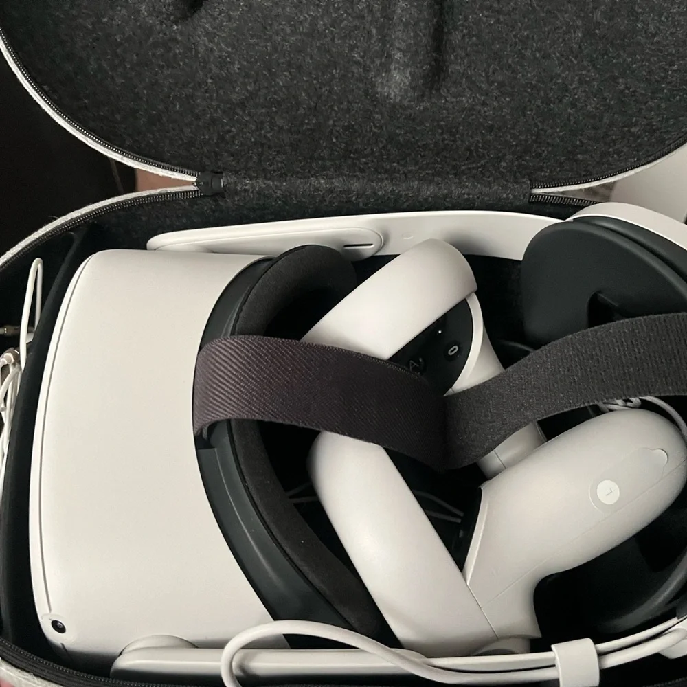Meta quest 2 64gb with carry case and extended battery